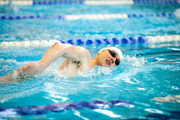 macho nadador hacer frente nado de estilo crol - lap pool fotos fotografías e imágenes de stock