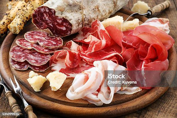 Photo libre de droit de Italiam La Viande De Choix banque d'images et plus d'images libres de droit de Fromage - Fromage, Planche à découper, Viande