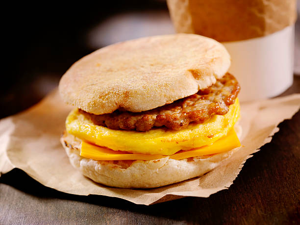 kiełbasa i jajko kanapka śniadaniowa - coffee muffin take out food disposable cup zdjęcia i obrazy z banku zdjęć