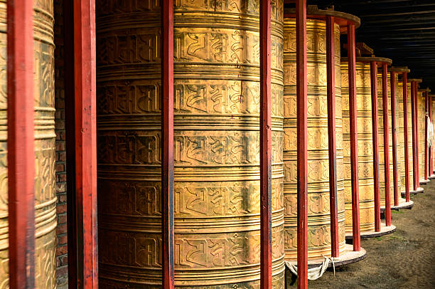 rezar ruedas en tibetano templo - tibet tibetan culture buddhism writing fotografías e imágenes de stock