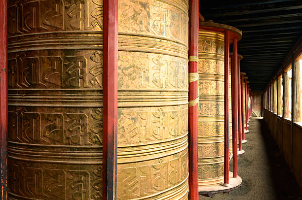 rezar ruedas en tibetano templo - tibet tibetan culture buddhism writing fotografías e imágenes de stock