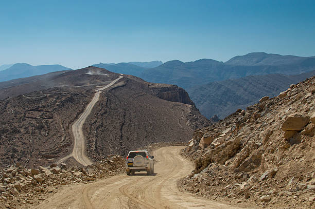 viaggiare all'interno della regione di musandam - dirt road road desert road gravel foto e immagini stock