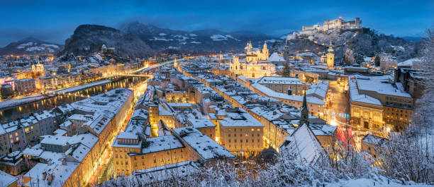 ザルツブルク雪で覆われた「hohensalzburg 」 - getreidegasse ストックフォトと画像