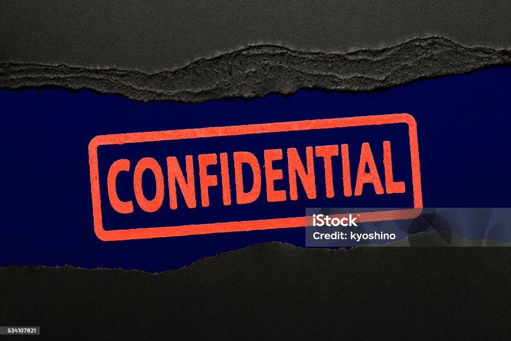赤いテキストの機密性を持って、ブラックの torn 紙 - 単語 Confidentialのロイヤリティフリーストックフォト