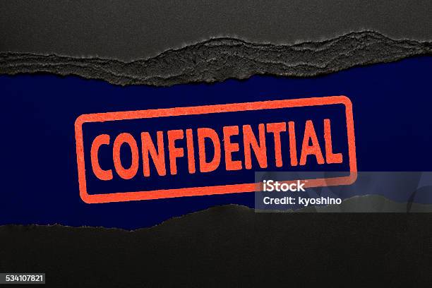 赤いテキストの機密性を持ってブラックの Torn 紙 - 単語 Confidentialのストックフォトや画像を多数ご用意 - 単語 Confidential, 単語 Top Secret, 暗い