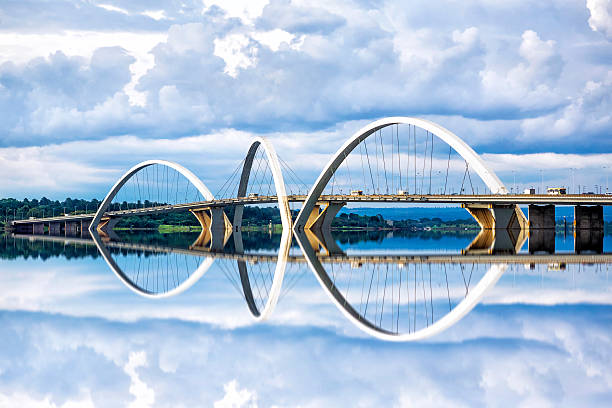 ponte jk capital de negociações, em brasília, brasil - arch bridge imagens e fotografias de stock