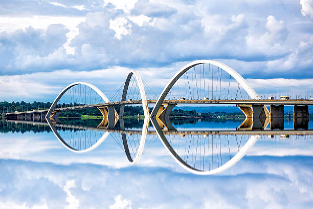 jk мост капитала в бразилиа, бразилия - bridge crossing cloud built structure стоковые фото и изображения