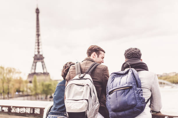 multi-ethnischen eine gruppe von freunden spaß haben an seine in paris - couple young adult african descent multi ethnic group stock-fotos und bilder