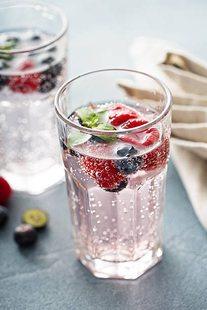 agua cristalina y las frambuesas, y arándanos - raspberry soda fotografías e imágenes de stock