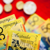 australisches-geld-%C3%BCber-roten-hinte