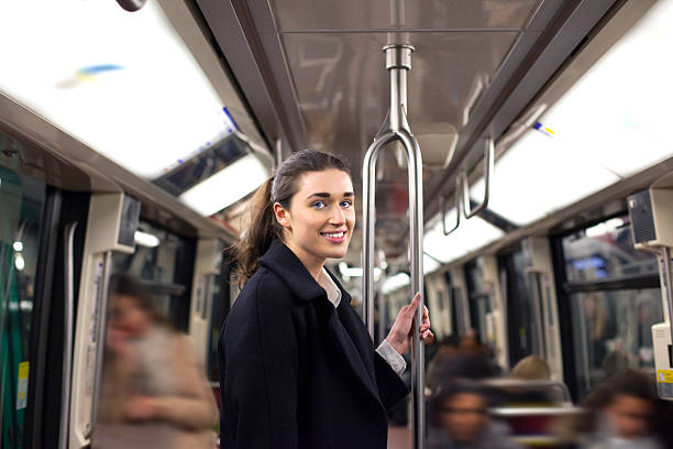 jeune femme voyageant en train de métro parisien - paris metro train photos et images de collection