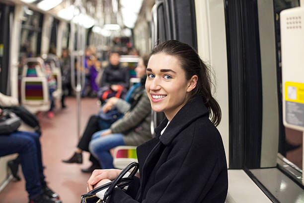 mulher jovem em uma viagem de trem de metrô parisiense - paris metro train - fotografias e filmes do acervo