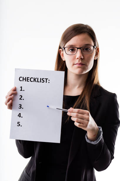 istock checklist held by a very organized woman 534112736