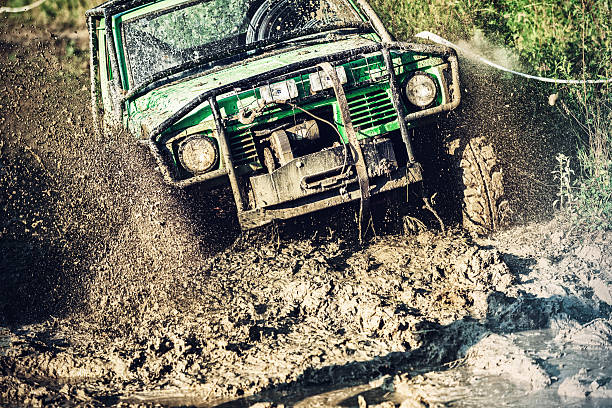 off-road 4 x 4 de coches de carrera - mud spray rally car racing 4x4 fotografías e imágenes de stock