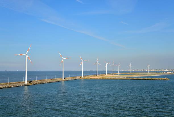 зебрюгге гавань ветроэнергетика поколения - belgium bruges windmill europe стоковые фото и изображения