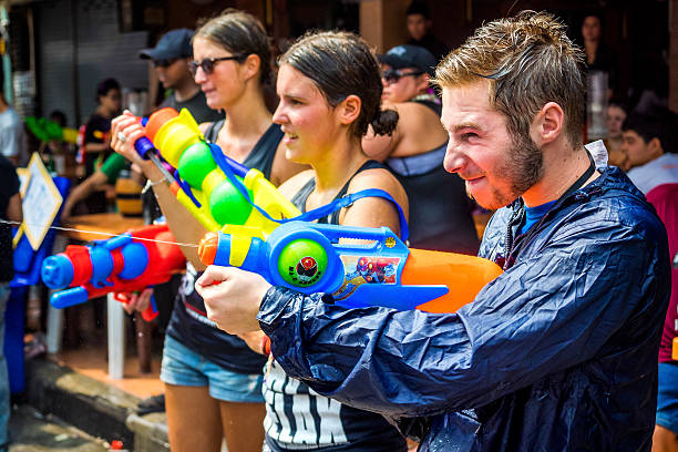 caucasien touristes à la fête de songkran, à bangkok, thaïlande - khao san road photos et images de collection