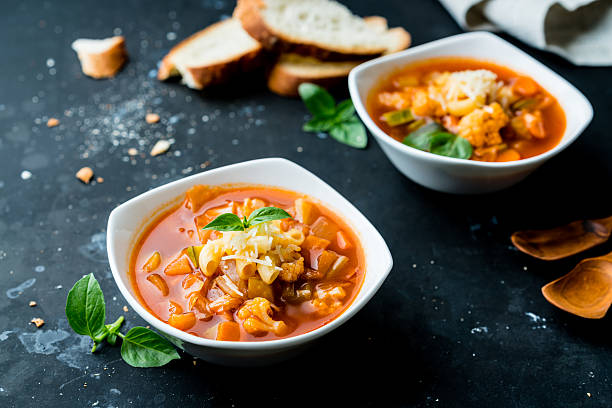 minestrone auf einem holztisch - tomato soup red basil table stock-fotos und bilder