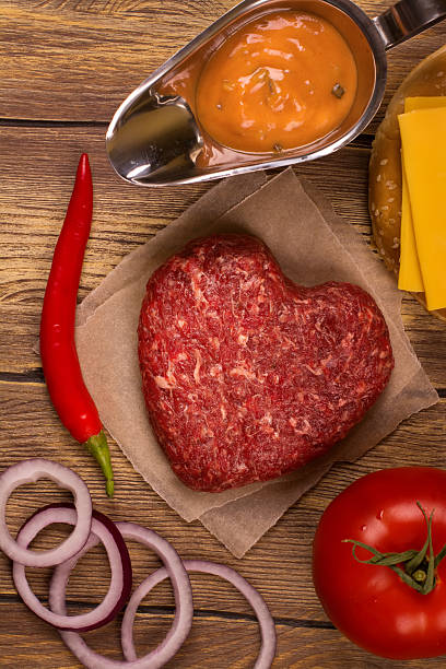 hamburguesa de ingredientes sobre mesa de madera rústica. vista superior - meat raw beef love fotografías e imágenes de stock