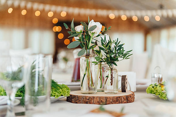 tables dressées pour un mariage ou un autre événement avec service traiteur - ambiance événement photos et images de collection