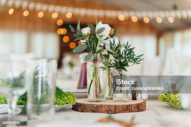 Photo libre de droit de Tables Dressées Pour Un Mariage Ou Un Autre Événement Avec Service Traiteur banque d'images et plus d'images libres de droit de Mariage