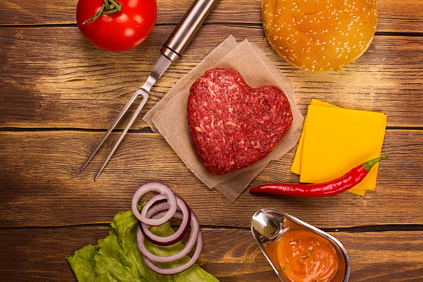 hamburger ingredienti sul tavolo di legno rustico. vista dall'alto - meat raw beef love foto e immagini stock