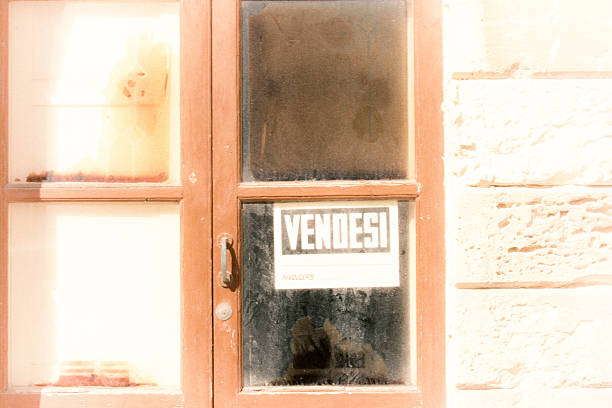 istock Italy: Old Red Wood with VENDESI (for sale) Sign 534130970