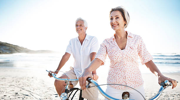 우리는 너무 바빴어요 추억을 만들기 - senior couple cycling beach bicycle 뉴스 사진 이미지