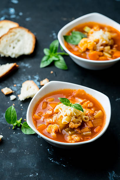 minestrone auf einem holztisch - tomato soup red basil table stock-fotos und bilder