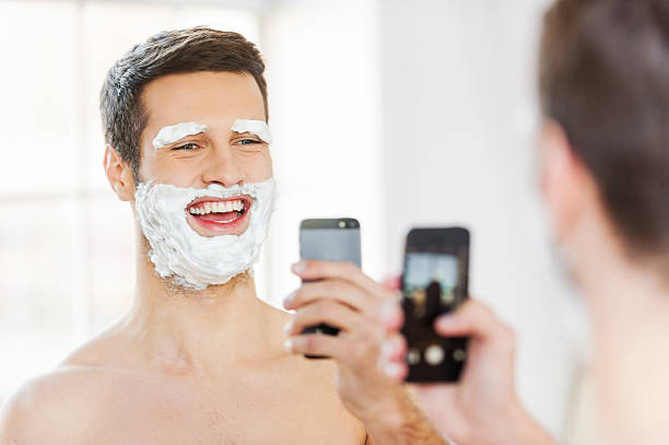 manhã divertido. - shaving men shaving cream mirror imagens e fotografias de stock
