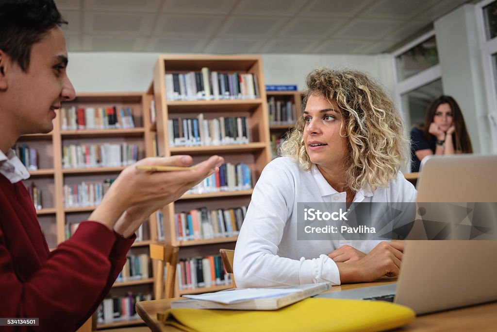 Dos estudiantes turcos con computadora portátil en University Library, Istanbul - Foto de stock de 2015 libre de derechos