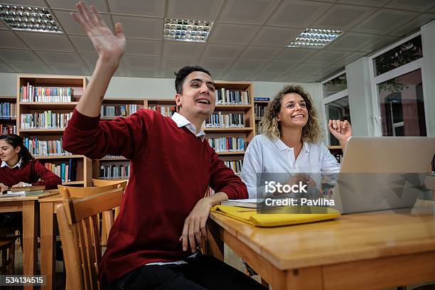 Dos Estudiantes Turcos Con Computadora Portátil En University Library Istanbul Foto de stock y más banco de imágenes de 2015