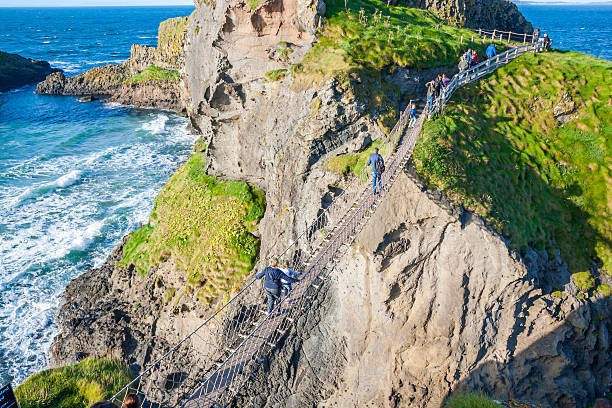 carrick a rede personas en puente de cuerda - carrick a rede fotografías e imágenes de stock