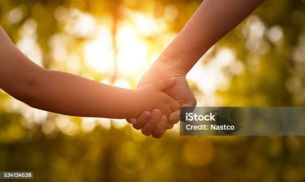 Madre E Bambino Mani - Fotografie stock e altre immagini di Bambino - Bambino, Madre, Darsi la mano