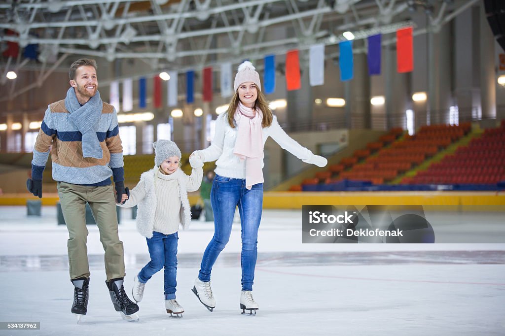 À la patinoire - Photo de Patinage sur glace libre de droits