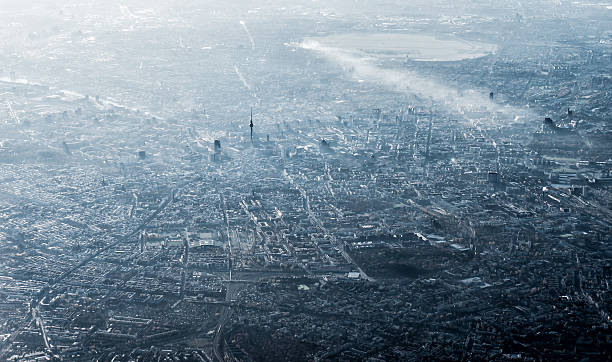 vista aérea de berlim, na alemanha, monocromático de poluição e sol - alexanderplatz - fotografias e filmes do acervo