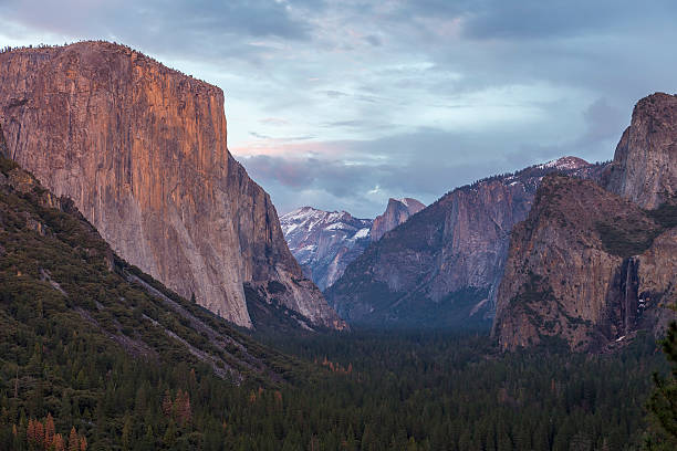 istock Yosemite Valley from Tunnel View 534140061