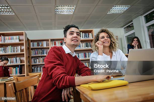 Dos Estudiantes Turcos Con Computadora Portátil En University Library Istanbul Foto de stock y más banco de imágenes de 2015