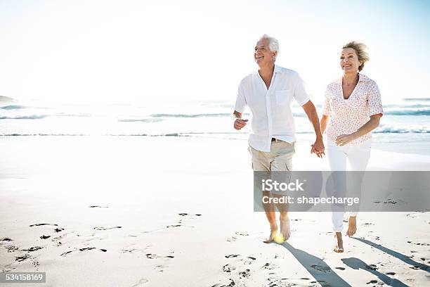 Spüren Sie Den Sand Zwischen Ihren Zehen Stockfoto und mehr Bilder von Strand - Strand, Seniorenpaar, Europäischer Abstammung