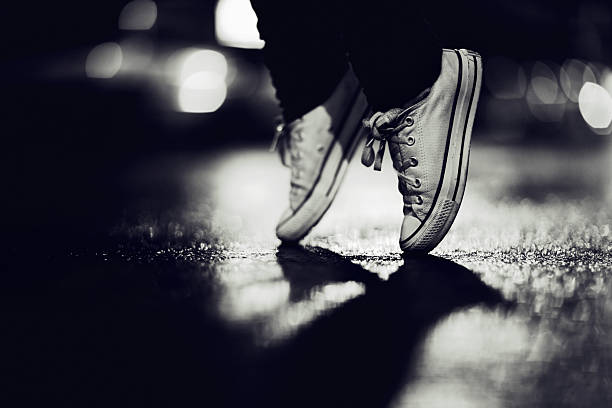 sneaker ballet - sidewalk walking human foot city fotografías e imágenes de stock