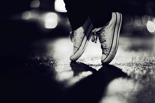 Cropped image of a person wearing sneakers standing on their toes in the streethttp://195.154.178.81/DATA/shoots/ic_781103.jpg