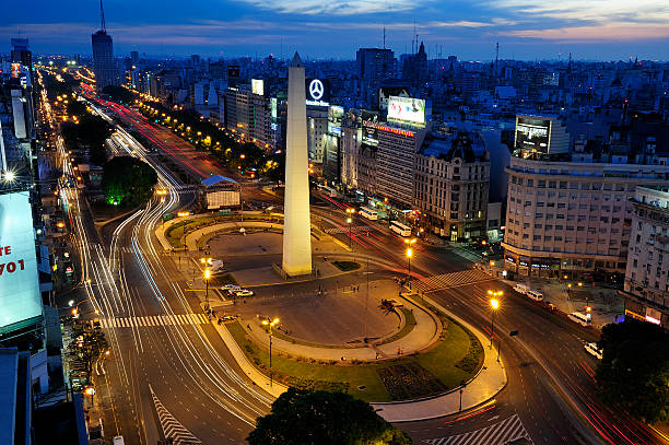 obelisco e avenida del 9 de julio, buenos aires, argentina - obelisco foto e immagini stock