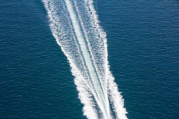 スピードボートのトレース - cruise speed ストックフォトと画像