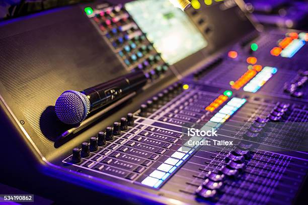 Large Show Sound Controller With Microphone-foton och fler bilder på Oväsen - Oväsen, Inspelningsutrustning, Live-evenemang