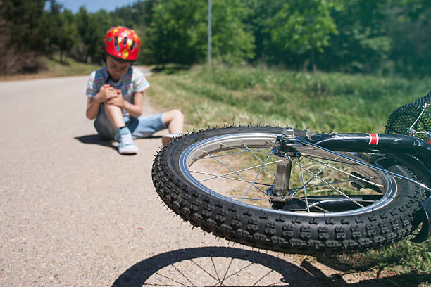 rapaz está situada dolorosa após um acidente de bicicleta - child bicycle cycling danger imagens e fotografias de stock