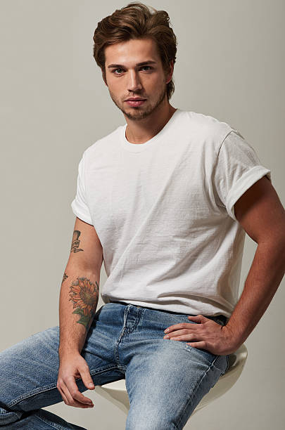 looking good - t shirt white men jeans photos et images de collection