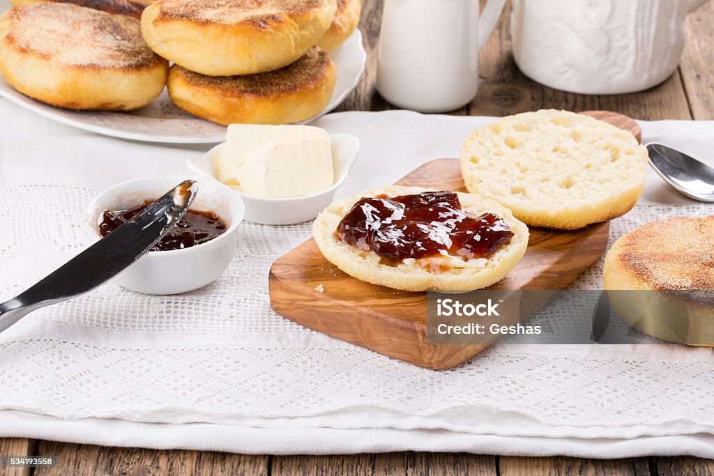 อาหารเช้า มัฟฟินภาษาอังกฤษโฮมเมดสดกับเนยและแยม ภาพสต็อก -  ดาวน์โหลดรูปภาพตอนนี้ - มัฟฟินอังกฤษ, แยม, ขนมปัง - อาหารหลัก - Istock