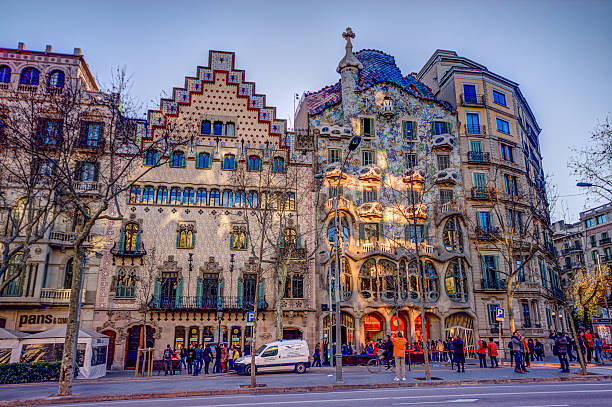 casa amatller (слева) и batllo в барселоне - barcelona antonio gaudi casa battlo spain стоковые фото и изображения