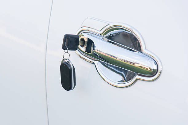 las llaves del automóvil a la izquierda en un bloqueo - car car door door handle fotografías e imágenes de stock