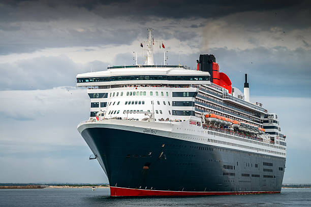 queen mary 2 con persone a bordo - queen mary 2 foto e immagini stock