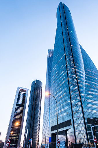 cuatro torres de negocios financieros areal dritrict madrid rascacielos vertical crepúsculo photo